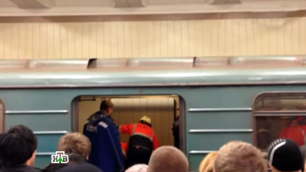 Прыгнувшая с сыном под поезд метро женщина скончалась в клинике