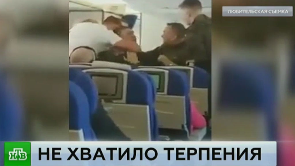 Житель россии устроил драку в самолете из-за очереди в туалет