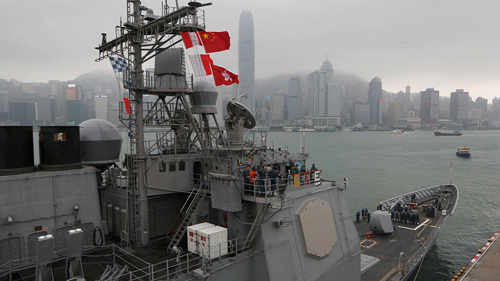 Ракетный крейсер ВМС США застрял в Токийском заливе
