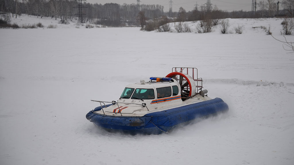 Cотрудники экстренных служб разыскивают рыбаков, заблудившихся в метель на озере Кривое в Новосибирской области