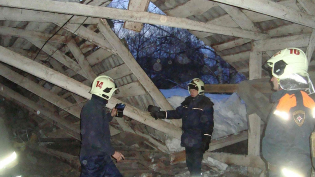 Крыша дома рухнула под тяжестью снега в Томске