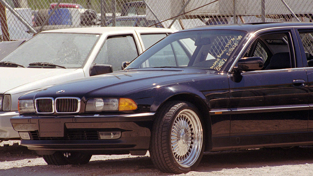 В США выставили на продажу BMW в котором расстреляли Тупака Шакура