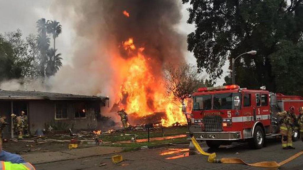 Самолет упал на жилые дома в Калифорнии, один человек умер