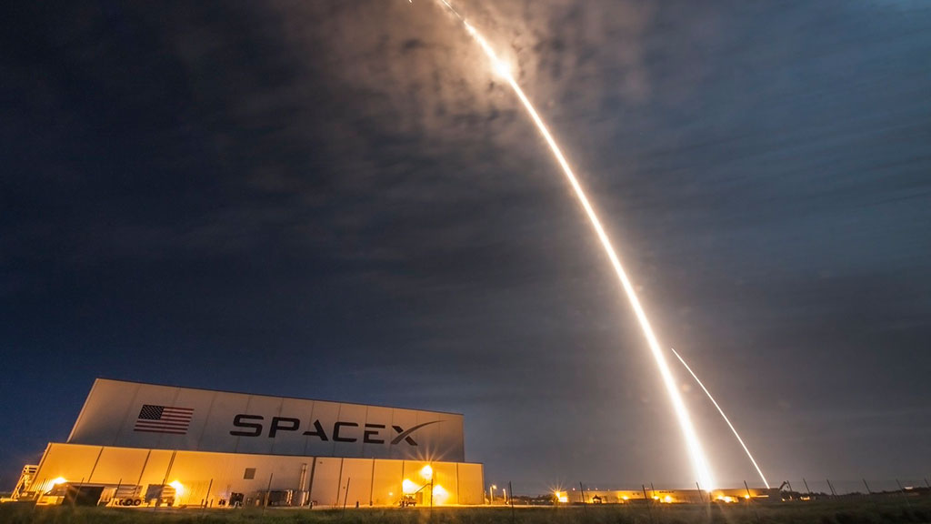 SpaceX назвала сроки отправки туристов к Луне SpaceX назвала сроки отправки туристов к Луне