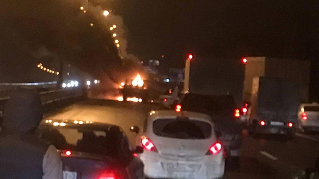 В Подмосковье зажегся грузовой автомобиль. Пострадали два человека В Подмосковье зажегся грузовой автомобиль. Пострадали два человека