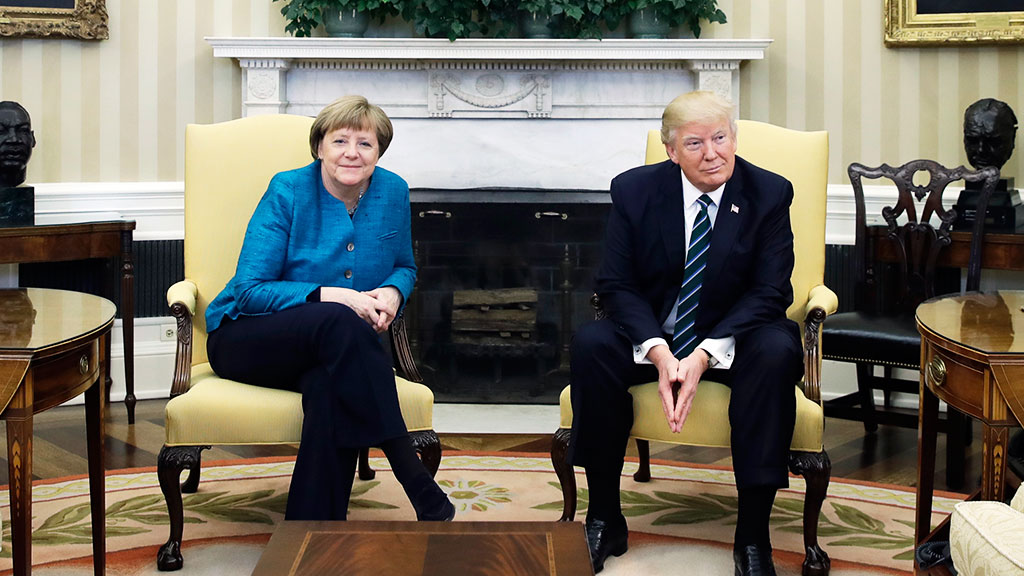 Трамп отказался пожать руку Меркель: видео