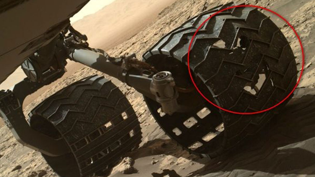 Профессионалы NASA обнаружили у марсохода Curiosity поврежденное колесо