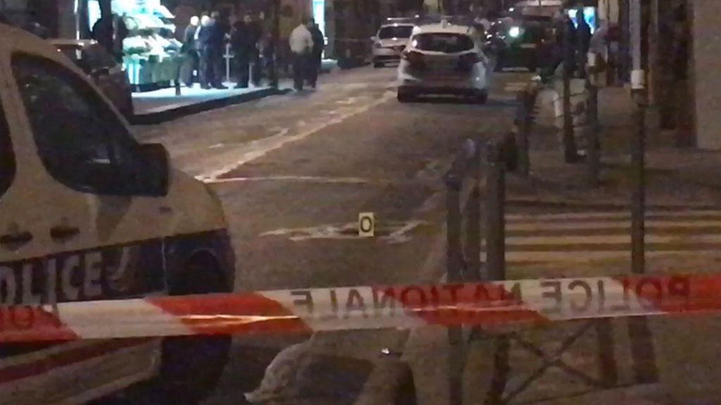 В столице франции убили напавшего на полицейского мужчину с ножницами