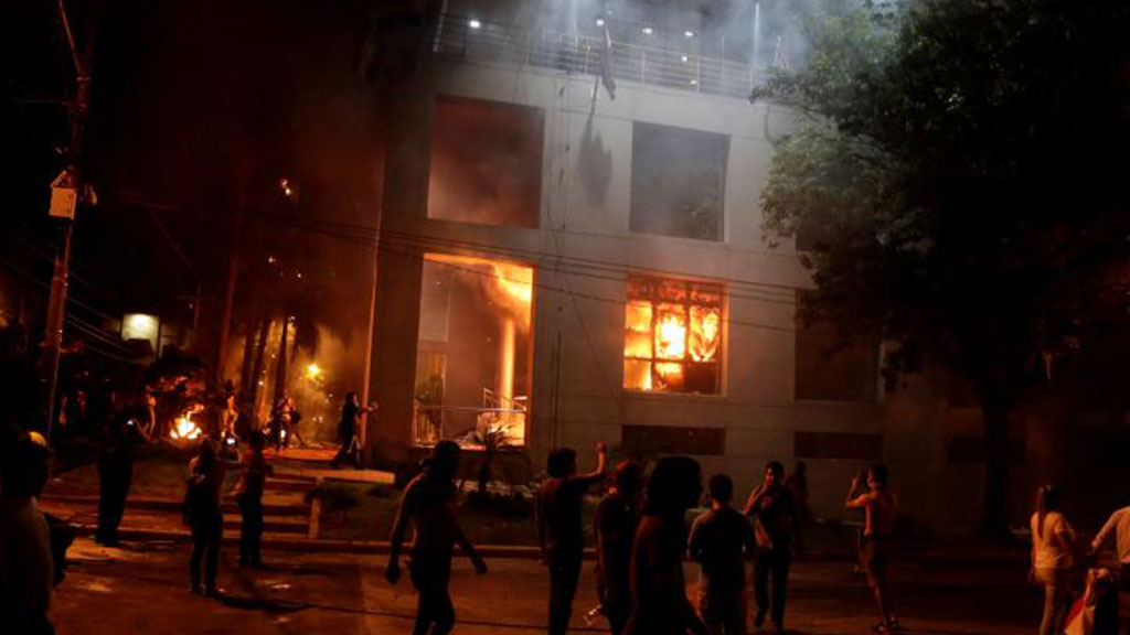 Пылающий Парагвай: протестующие подожгли здание конгресса