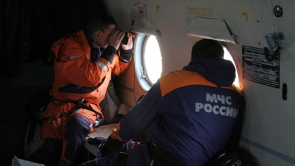 Cотрудники экстренных служб на Камчатке пробиваются в район схода лавины, где пропали два человека