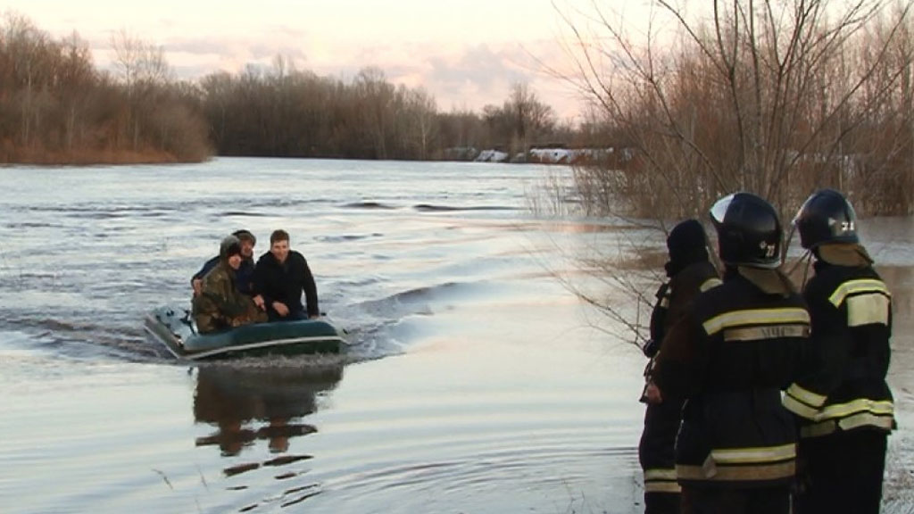 Любителей селфи на бревне унесло по реке в Оренбуржье