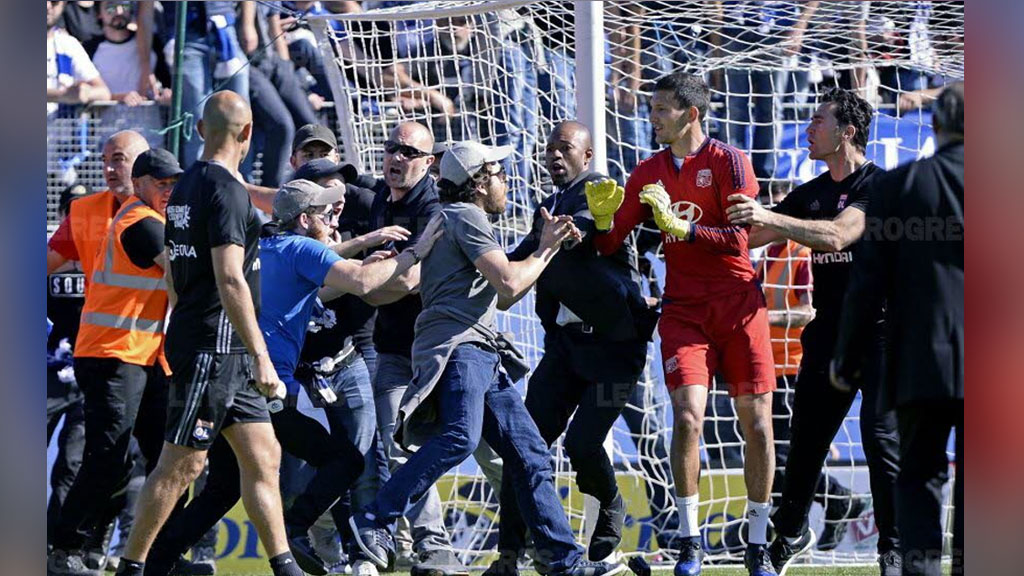 Фанаты напали на футболистов Лиона во время матча чемпионата Франции