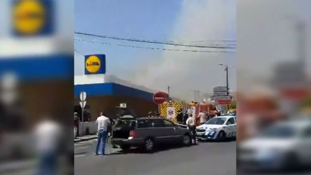 В Португалии пять человек погибли при падении самолета на супермаркет.
авиационные катастрофы и происшествия, Португалия, самолеты.
НТВ.Ru: новости, видео, программы телеканала НТВ В Португалии пять человек погибли при падении самолета на супермаркет.
авиационные катастрофы и происшествия, Португалия, самолеты.
НТВ.Ru: новости, видео, программы телеканала НТВ