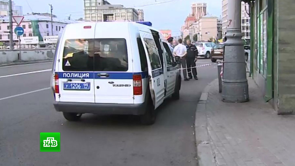 Милиция устанавливает личность водителя, пытавшегося сбить пешеходов в столице России