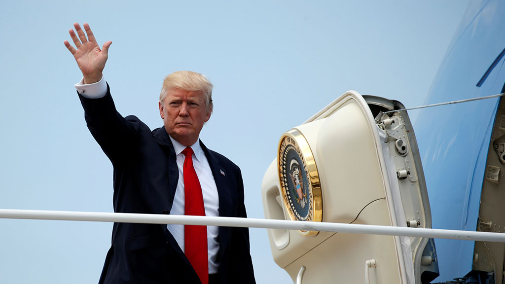 На день рождения протестующие подарили Трампу «билеты» в столицу России в один конец