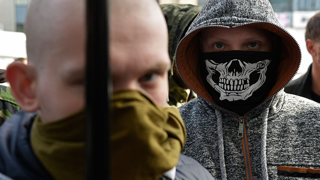 В Киеве 30 мужчин в темных футболках обчистили магазин на шоколад