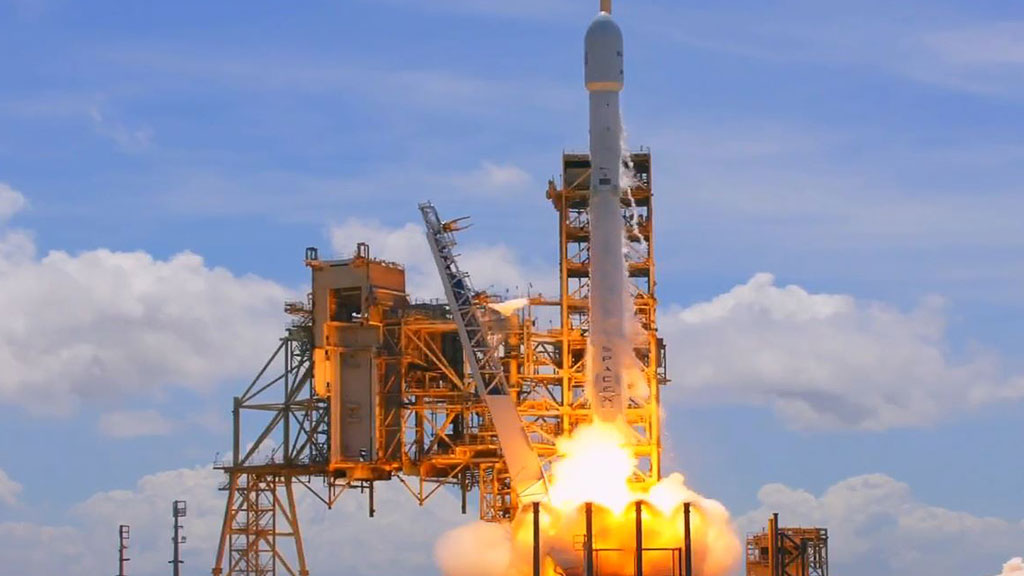 Первая ступень ракеты-носителя Falcon 9 приземлилась на плавучую платформу в Атлантике