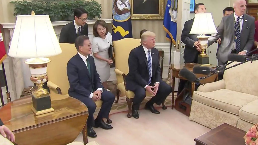 Журналисты совершили ламповое покушение на Трампа