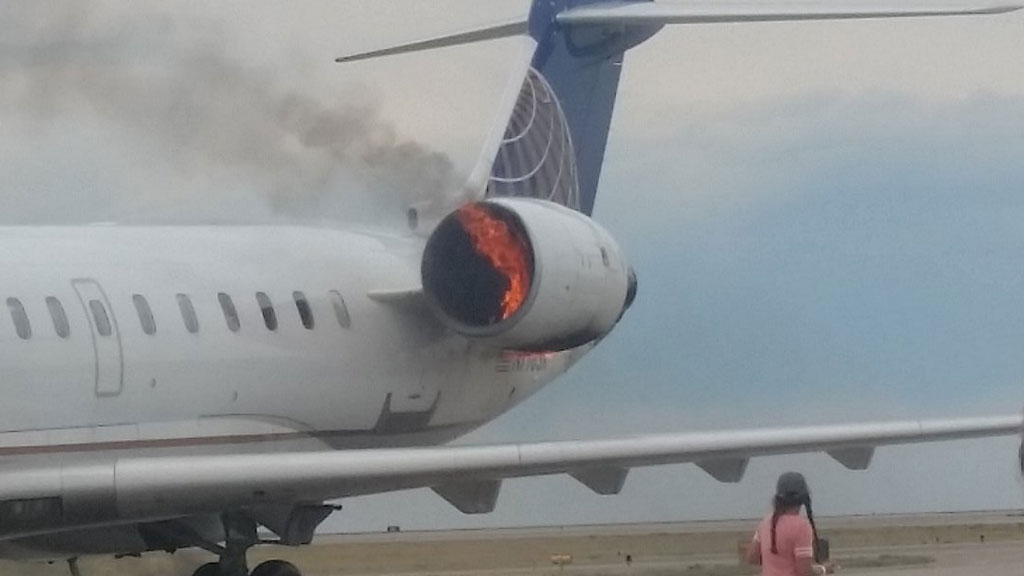 В аэропорту США приземлился пассажирский лайнер с горящим двигателем
