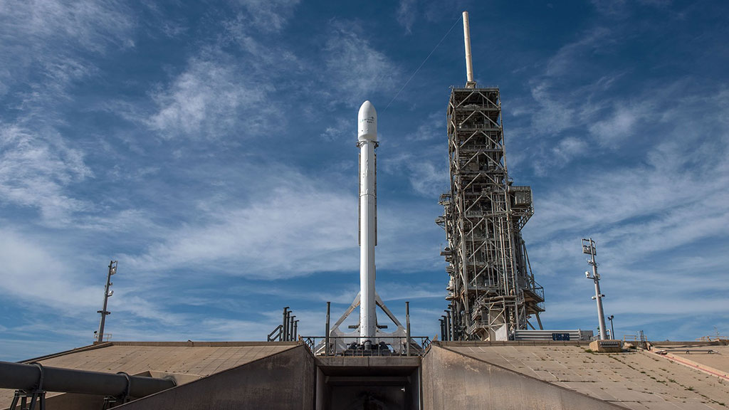 Компания SpaceX из-за технических неполадок отложила запуск спутника