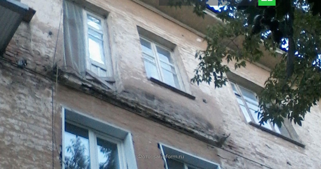 В энгельсе балкон обрушился вместе с жильцом дома: фото // н.
