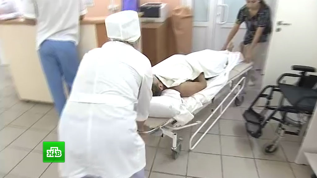 В Ульяновске мальчик выпал со второго этажа во время мытья школьных окон В Ульяновске мальчик выпал со второго этажа во время мытья школьных окон