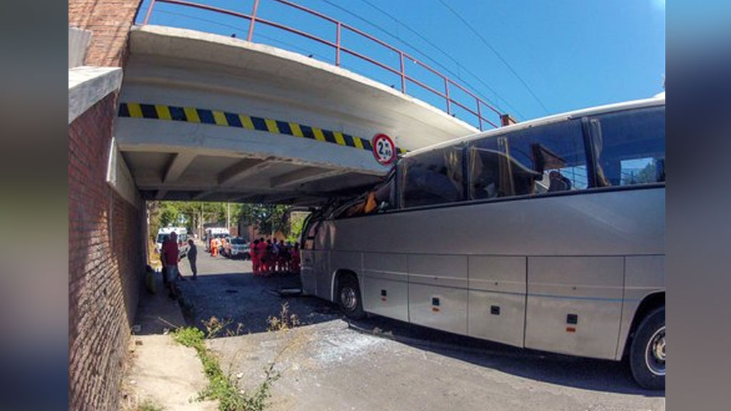 Автобус с туристами врезался в мост в Риме Автобус с туристами врезался в мост в Риме