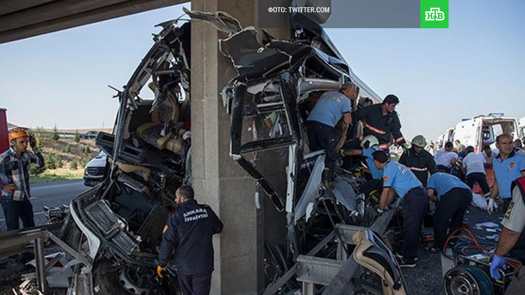 В Турции автобус с пассажирами врезался в мост пятеро погибших