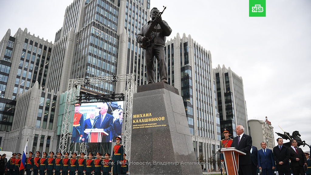 Монумент легендарному Михаилу Калашникову открыли в центральной части Москвы