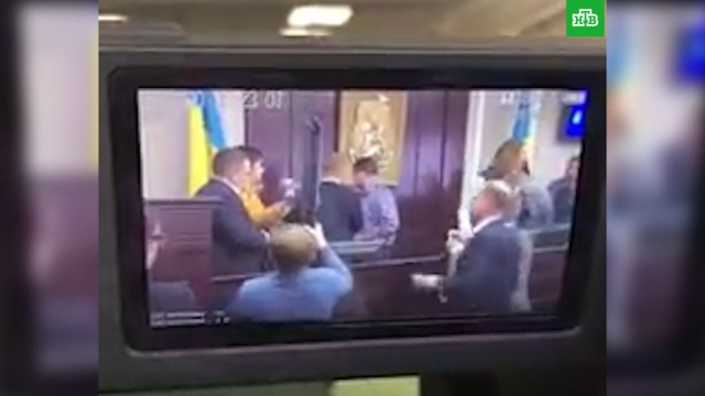 Депутату от «Батькивщины» выбили зубы во время драки в Киевоблсовете.
депутаты, драки и избиения, Украина.
НТВ.Ru: новости, видео, программы телеканала НТВ Депутату от «Батькивщины» выбили зубы во время драки в Киевоблсовете.
депутаты, драки и избиения, Украина.
НТВ.Ru: новости, видео, программы телеканала НТВ