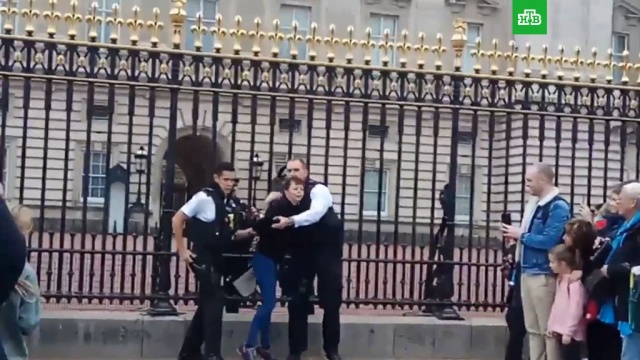 В Лондоне задержали женщину, пытавшуюся перелезть через ограду Букингемского дворца.
Великобритания, Лондон.
НТВ.Ru: новости, видео, программы телеканала НТВ В Лондоне задержали женщину, пытавшуюся перелезть через ограду Букингемского дворца.
Великобритания, Лондон.
НТВ.Ru: новости, видео, программы телеканала НТВ