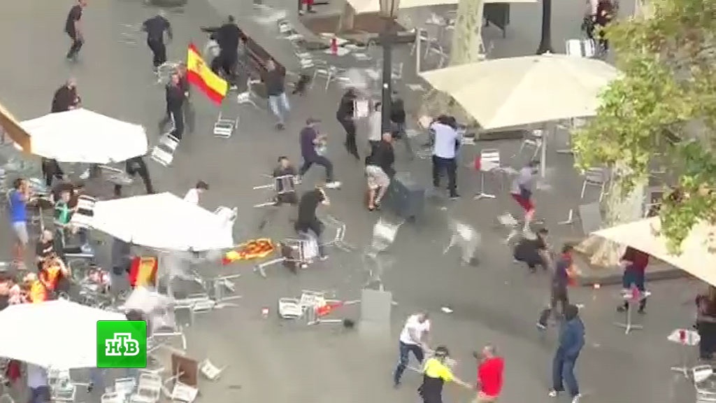 Сторонники и противники Каталонии подрались стульями Сторонники и противники Каталонии подрались стульями