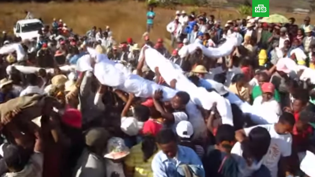 На Мадагаскаре запретили танцы с покойниками