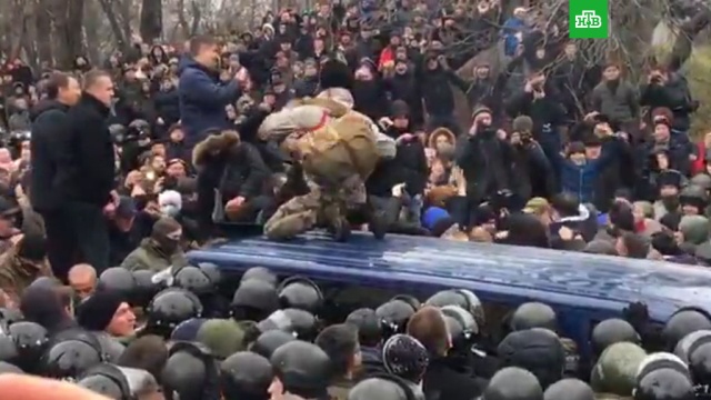 Толпа освободила Саакашвили из автобуса силовиков.
Порошенко, СМИ, Саакашвили, Украина, импичмент.
НТВ.Ru: новости, видео, программы телеканала НТВ Толпа освободила Саакашвили из автобуса силовиков.
Порошенко, СМИ, Саакашвили, Украина, импичмент.
НТВ.Ru: новости, видео, программы телеканала НТВ