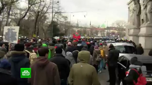 Марши недовольных: в Вене радикалы забросали полицейских помидорами и яйцами.
Австрия, Вена, беспорядки, митинги и протесты.
НТВ.Ru: новости, видео, программы телеканала НТВ Марши недовольных: в Вене радикалы забросали полицейских помидорами и яйцами.
Австрия, Вена, беспорядки, митинги и протесты.
НТВ.Ru: новости, видео, программы телеканала НТВ