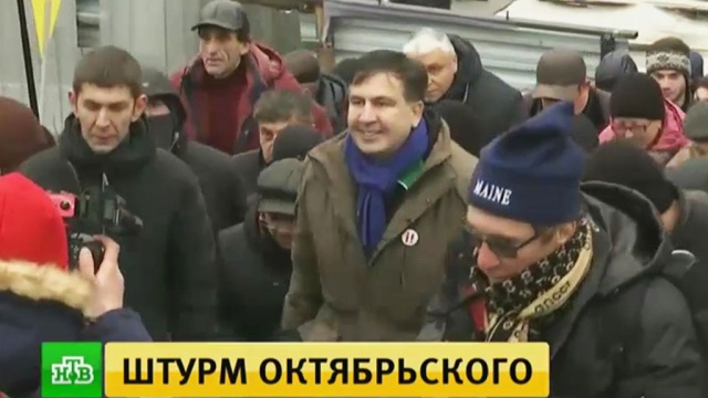 Беспорядки в Киеве: соратники Саакашвили засунули полицейскому в капюшон взрывпакет.
Киев, Саакашвили, Украина, беспорядки, митинги и протесты, полиция.
НТВ.Ru: новости, видео, программы телеканала НТВ Беспорядки в Киеве: соратники Саакашвили засунули полицейскому в капюшон взрывпакет.
Киев, Саакашвили, Украина, беспорядки, митинги и протесты, полиция.
НТВ.Ru: новости, видео, программы телеканала НТВ