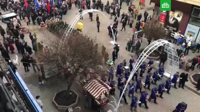 Почитатели Бандеры устроили факельный марш в центре Киева.
Украина, митинги и протесты, национальная рознь.
НТВ.Ru: новости, видео, программы телеканала НТВ Почитатели Бандеры устроили факельный марш в центре Киева.
Украина, митинги и протесты, национальная рознь.
НТВ.Ru: новости, видео, программы телеканала НТВ