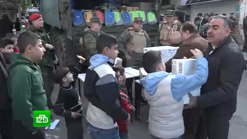 Сирийские школьники получили новогодние подарки от сверстников из России
