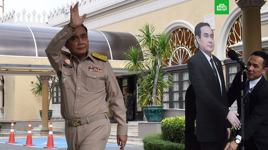 Премьер Таиланда предложил репортерам взять интервью у собственной картонной копии