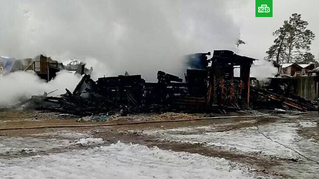 В пожаре на турбазе на Байкале погибли два человека В пожаре на турбазе на Байкале погибли два человека