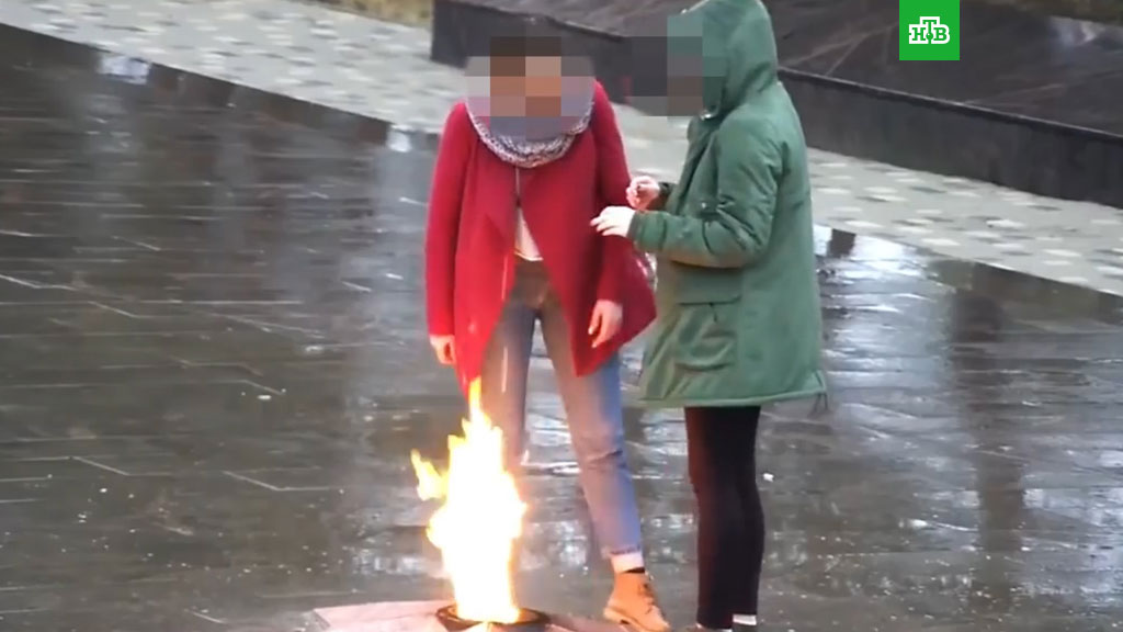 Кубанские школьницы наплевали в Вечный огонь: видео