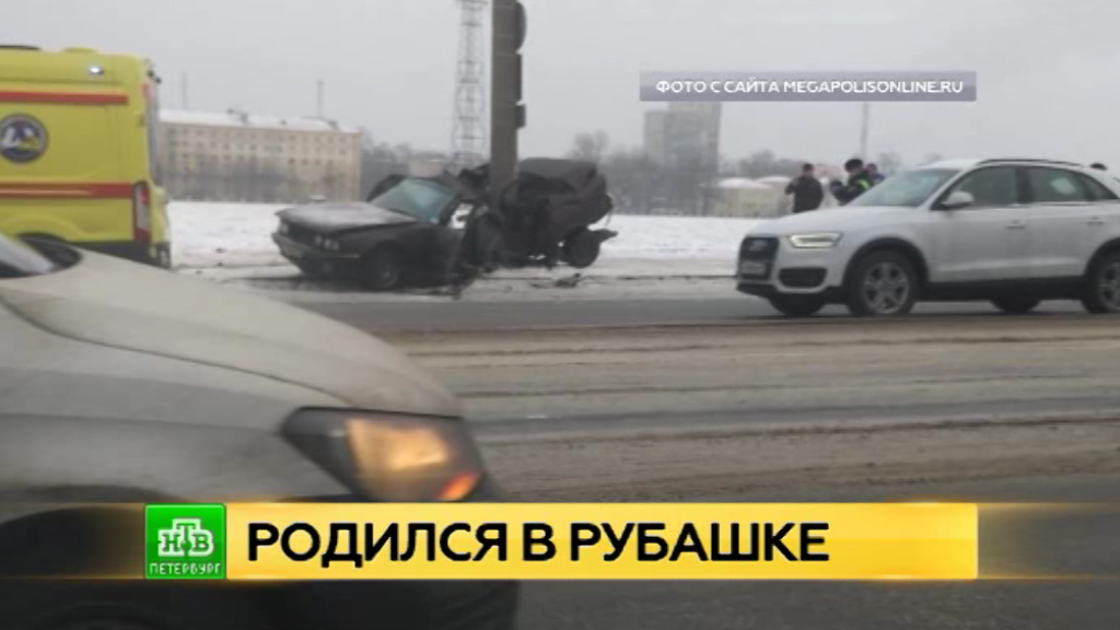 «БМВ» намотало на столб и разорвало пополам в Петербурге — свидетели «БМВ» намотало на столб и разорвало пополам в Петербурге — свидетели