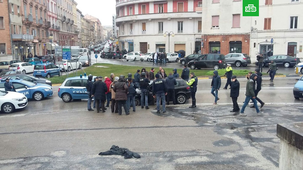 В Центральной Италии злоумышленники на Альфа Ромео открыли огонь по иностранцам