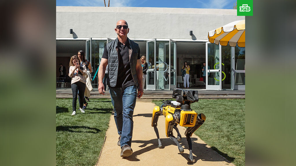 Глава Amazon прогулялся по улице с роботом-собакой