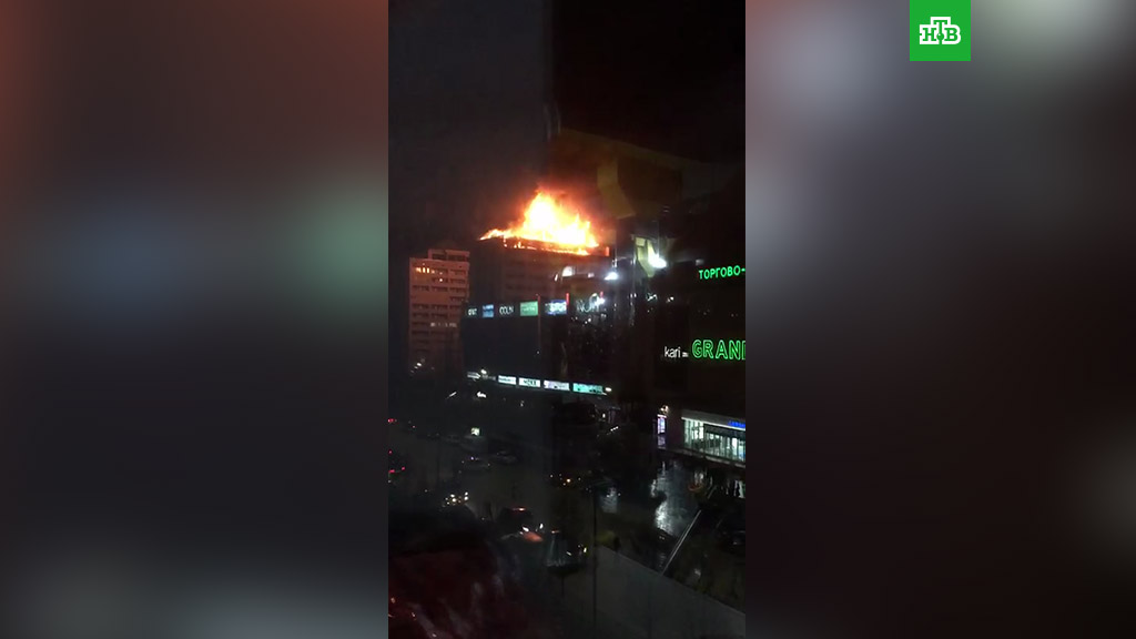 В столице Чечни полыхает 12-этажный дом В столице Чечни полыхает 12-этажный дом