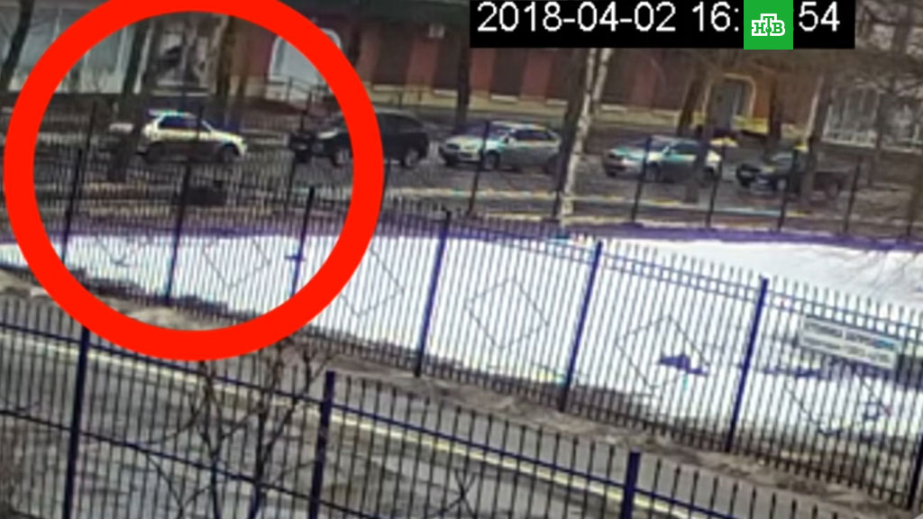 В Великом Новгороде мужчина 4 часа умирал перед больницей: видео