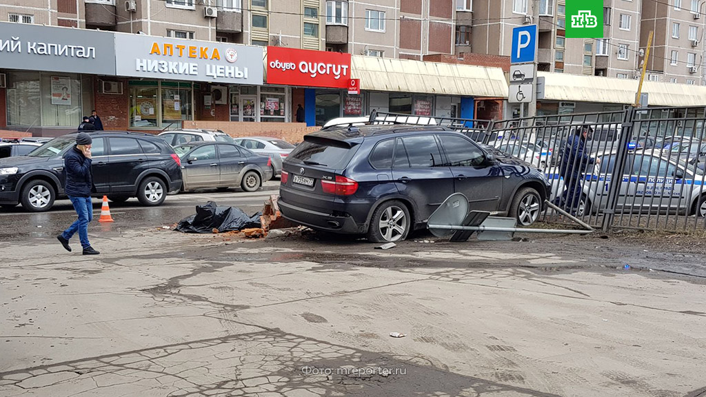Мажор-гонщик на BMW насмерть сбил женщину в Москве: видео с места.
ДТП, Москва, мажоры, смерть.
НТВ.Ru: новости, видео, программы телеканала НТВ Мажор-гонщик на BMW насмерть сбил женщину в Москве: видео с места.
ДТП, Москва, мажоры, смерть.
НТВ.Ru: новости, видео, программы телеканала НТВ