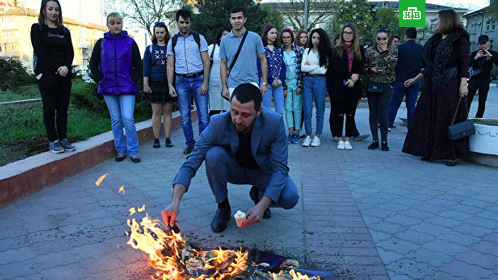 «Они попадут в ад»: в Крыму сожгли портреты Трампа, Мэй и Макрона.
Великобритания, США, Сирия, Франция, войны и вооруженные конфликты.
НТВ.Ru: новости, видео, программы телеканала НТВ «Они попадут в ад»: в Крыму сожгли портреты Трампа, Мэй и Макрона.
Великобритания, США, Сирия, Франция, войны и вооруженные конфликты.
НТВ.Ru: новости, видео, программы телеканала НТВ
