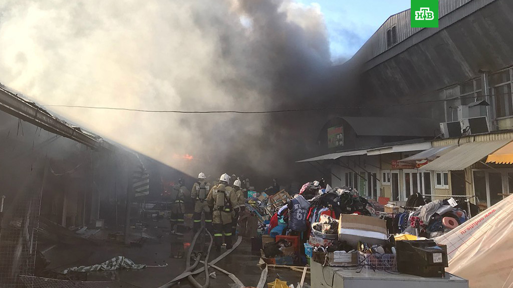 Бушующее на Центральном рынке Нальчика пламя охватило крышу второго павильона