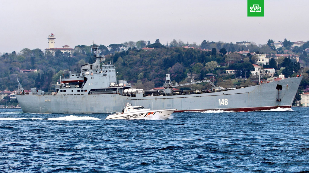 РФ отправила в Сирию боевой корабль с грузом военной техники